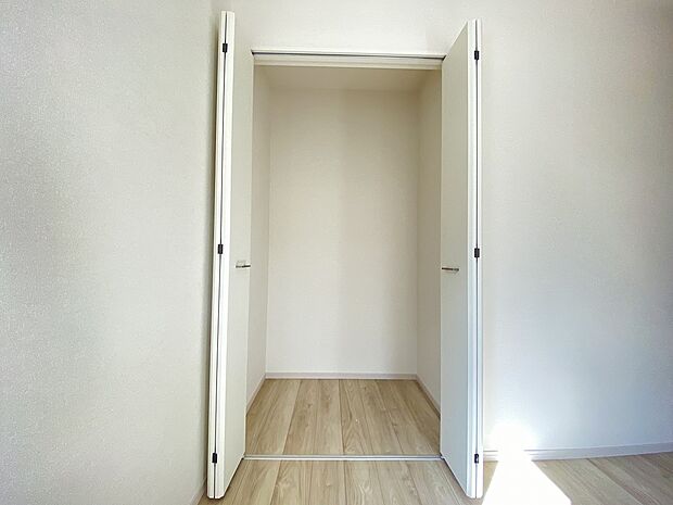 下半分に突っ張り棒を設置すると、倍容量のお洋服がかけられます。