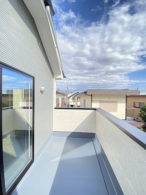 バルコニーはお洗濯やお布団を干すだけでなけでなく、室内に開放感と外の色彩豊かな風景を運んでくれます。