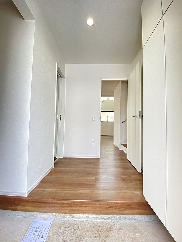 穏やかな色合いと自然光が、家族をあたたかく包む玄関です。