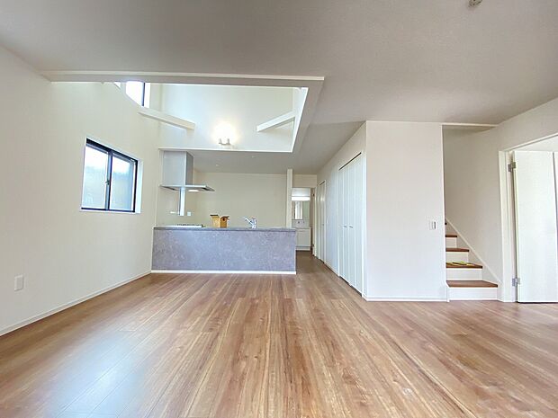 白と木のコントラストが映える家族の絆を紡いでくれるリビング。