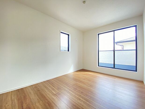 朝の光がやさしく差し込む。鳥のさえずりに包まれて目覚める、贅沢なひとときです。