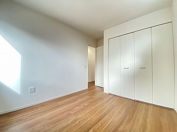 白を基調とした明るい子供部屋です。成長の瞬間を支える、夢と学びの部屋になりますね。 成長をそっと支える優しい子供部屋です。