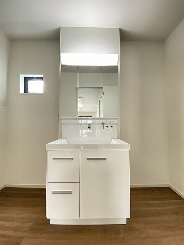 壁付けリモコンで、操作もしやすいウォシュレット付きのトイレ。