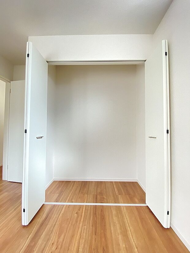 下半分に突っ張り棒を設置すると、倍容量のお洋服がかけられます。