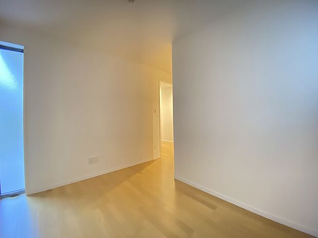 優しい光が差し込む洋室。この好みの空間で音楽を聴いたり、ネットショッピングをしたり、一人の時間も充実したものになりそうです。