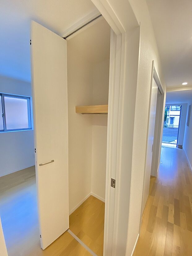 奥行きのあるクローゼット完備　ハンガーパイプも取付られ、お洋服の整理整頓もしやすいですね。