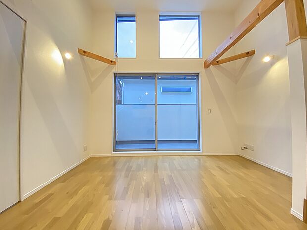 ゆとりを感じさせてくれる上質で明るい空間。住まう人や訪れる人を心地よく迎えてくれます。