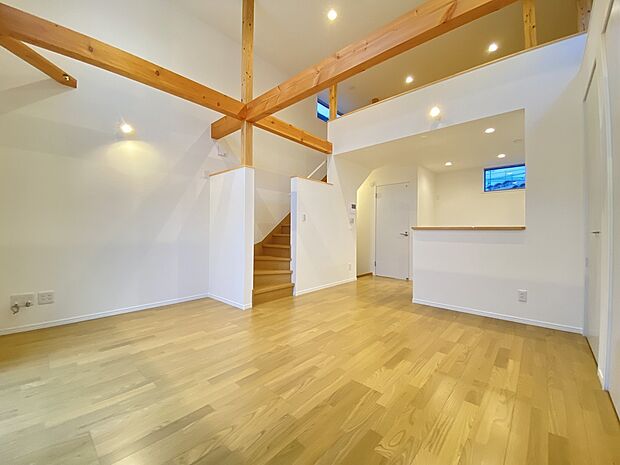 太陽の光をたっぷり取り込める、ポカポカリビングで過ごしませんか。