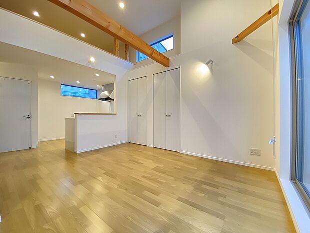 光がたくさん取り込める窓。太陽の日差しを長時間受けることができる暖かいお部屋です。