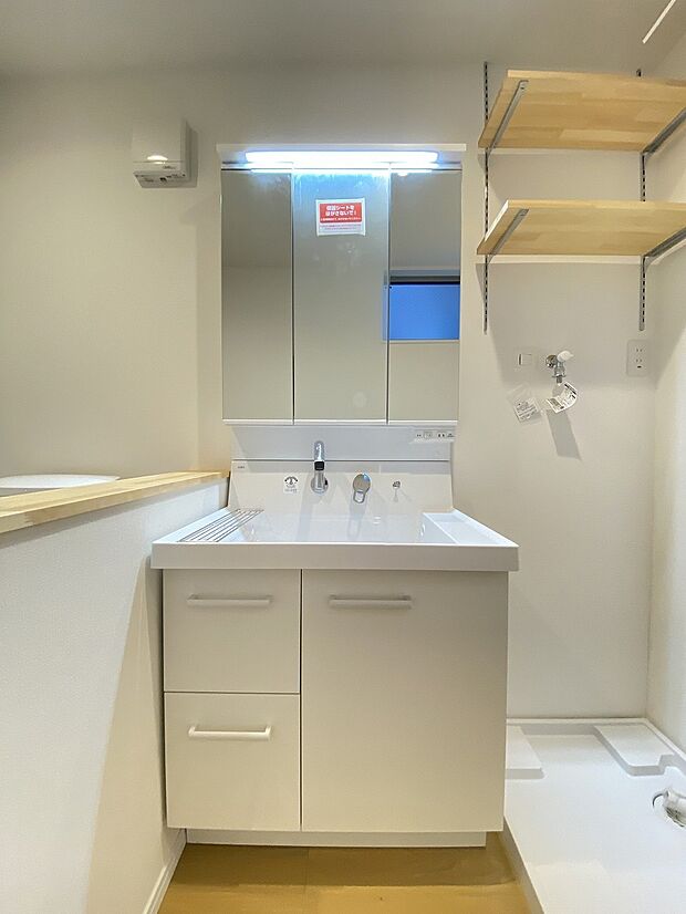 水栓は上部に設置。水の跳ね返りも少なく、お掃除も簡単です。