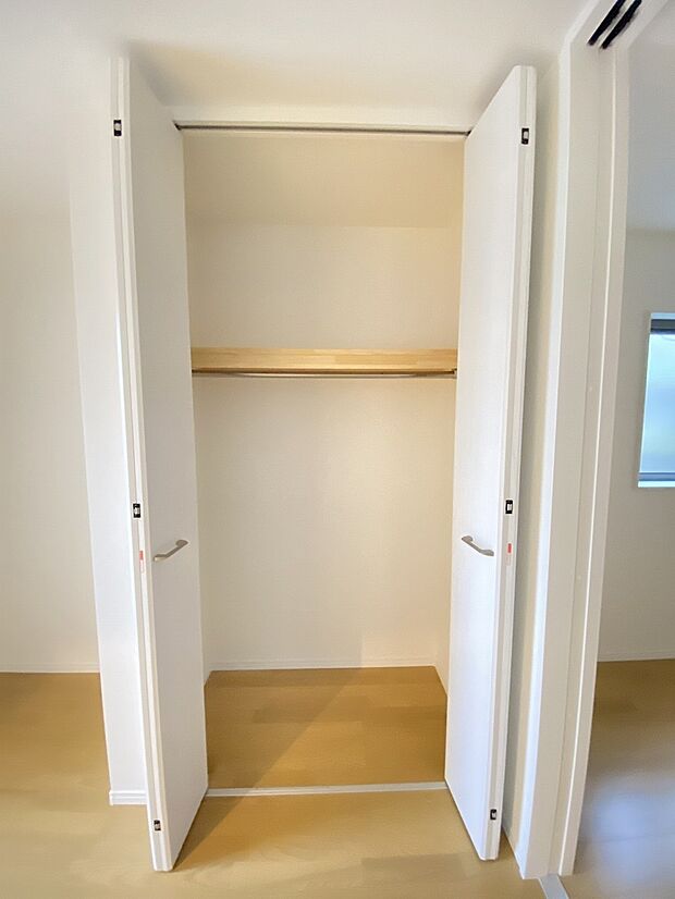 お洋服をキレイにすっきり収納でき、かつ探しやすいのもWICのメリット　大容量は奥様の憧れです。