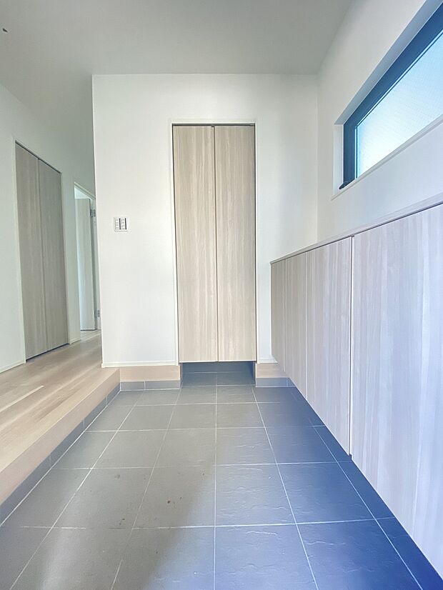 白を基調にした玄関が、家族をそっと迎えてくれる優しい空間です。