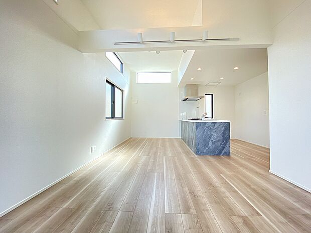 白と木のコントラストが映える家族の絆を紡いでくれるリビング。