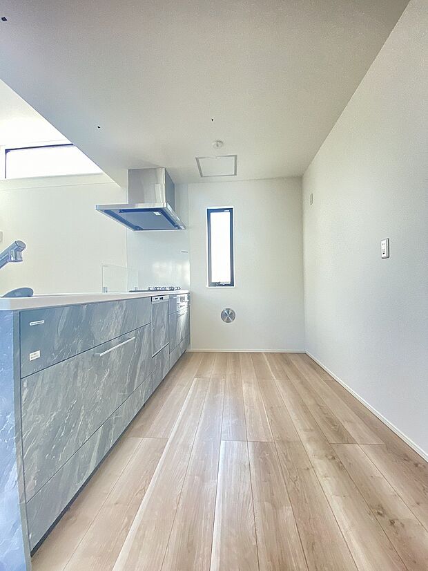 忙しそうなママを見て、何かしようかなというお手伝いの気持ちが芽生えるかも。家族の一体感がもてるカウンターキッチン。