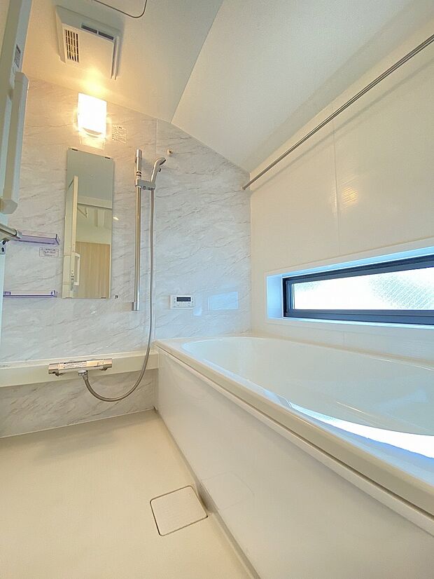 落ち着いた色合いで疲れた体を癒してくれる、贅沢な寛ぎ空間です。