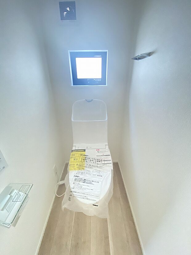 壁付けリモコンで、操作もしやすいウォシュレット付きのトイレ。