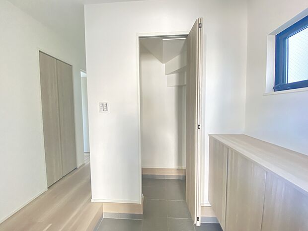 天井まで届く大容量シューズボックスで、靴の収納もラクラク