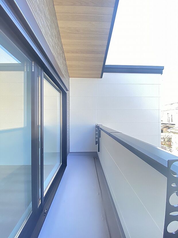 広々とした青空のもと、陽当たりと開放感を満喫する心地よい住環境です。