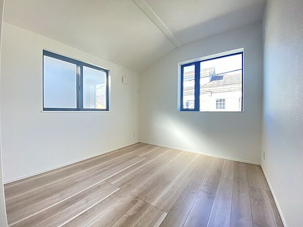 どんなカラーにも馴染む、白のクロス。雑貨や小物、家具との相性も良さそうです。