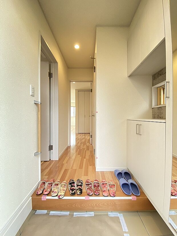 白を基調にした玄関が、家族をそっと迎えてくれる優しい空間です。
