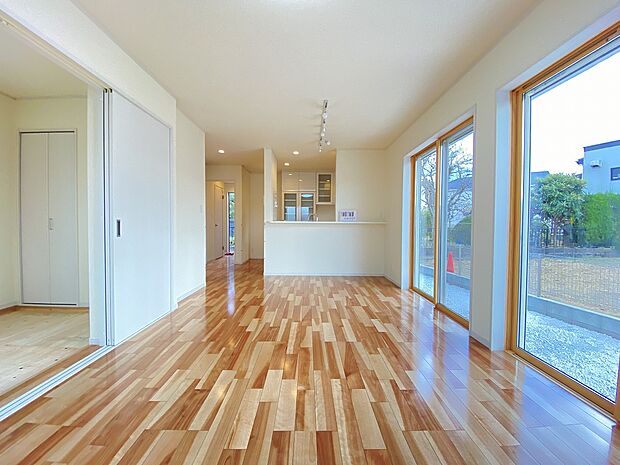 お気に入りのインテリアも引き立つ、優しい色調のフローリングと白いクロス。落ち着いた空間です。