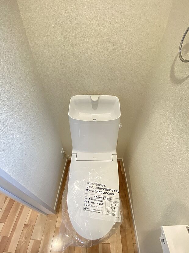 壁付けリモコンで、操作もしやすいウォシュレット付きのトイレ。