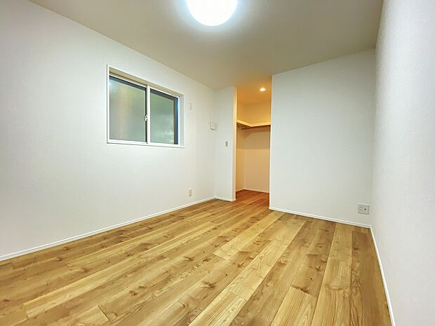 毎朝のスタートが楽しくなる、光が差し込む洋室空間。