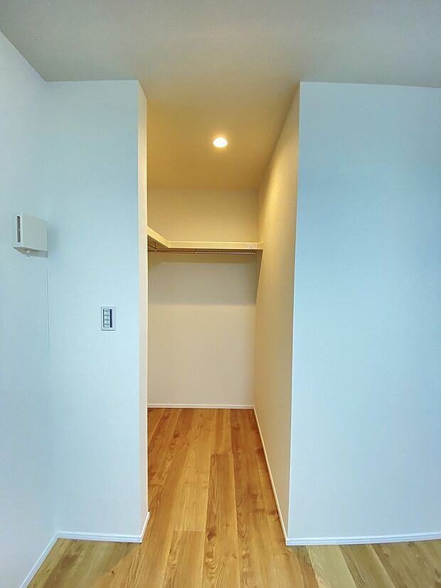 衣類だけじゃなく、スーツケースやレジャー用品もしまえます。