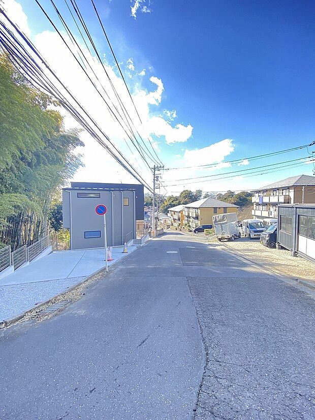 近隣は落ち着いた静かな環境。のんびりと生活していただけます。