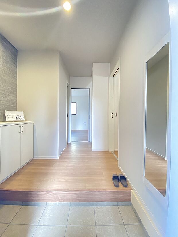 玄関から入ってくる爽やかな風と優しい光、鳥の鳴き声がBGMとして流れてくる玄関。