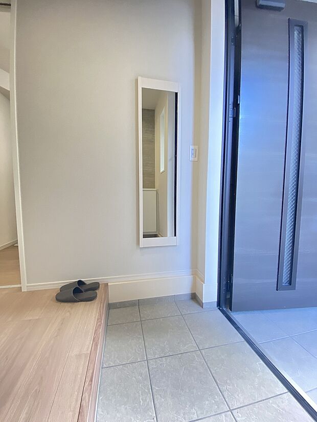 自然のが入るように設計された明るい玄関。