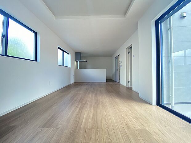 広さのあるリビング。家具選びやレイアウトの幅も広がります。