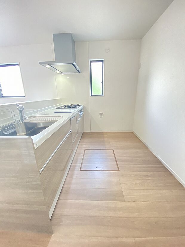 仲良しのお友達の来訪時もついついおしゃべりがとまりません。夕ご飯やお茶の準備をしながらも、おしゃべりを続けられる対面キッチン。