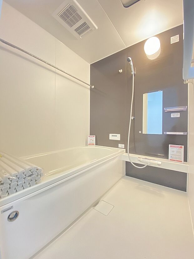 落ち着いた色合いで疲れた体を癒してくれる、贅沢な寛ぎ空間です。