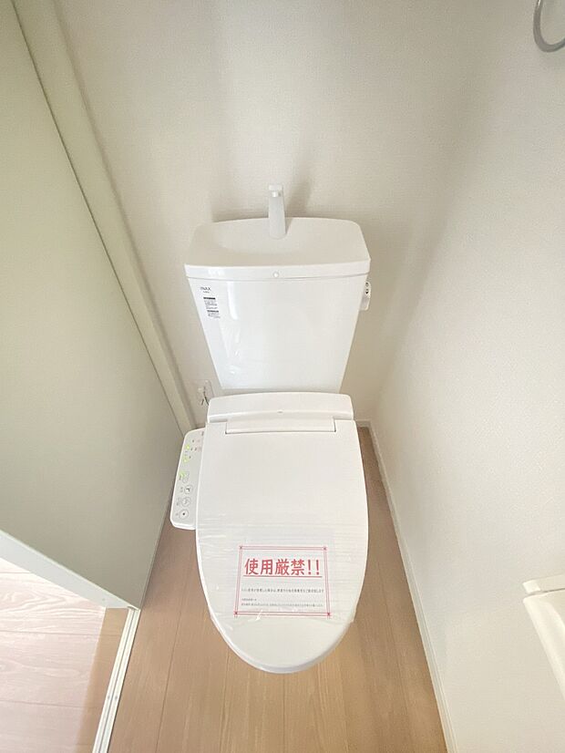 壁付けリモコンで、操作もしやすいウォシュレット付きのトイレ。