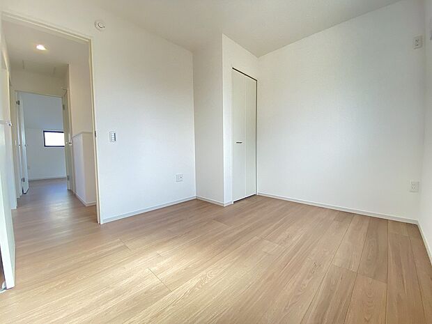 お好みのカーテンやラグで、自分好みにカスタマイズ