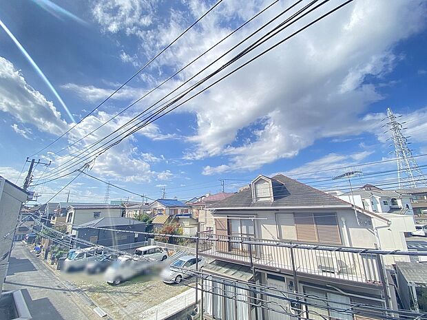 お洗濯やお布団を干すだけでなく、室内に開放感と外の色彩豊かな風景を運んでくれます。