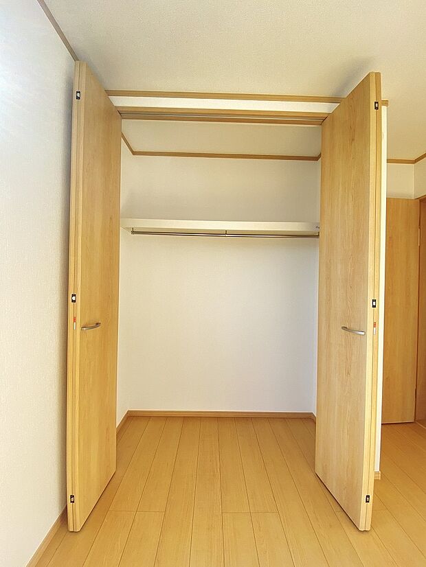 衣類だけじゃなく、スーツケースやレジャー用品もしまえます。