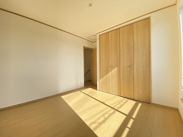 バルコニーはお洗濯やお布団を干すだけでなけでなく、室内に開放感と外の色彩豊かな風景を運んでくれます。