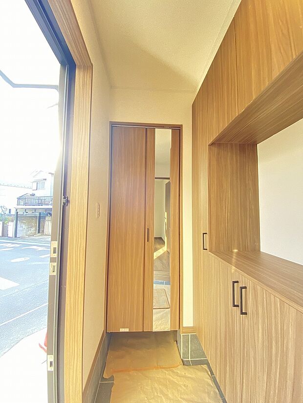 柔らかな光が広がる、家族の帰りを穏やかに迎える心地よい玄関です。