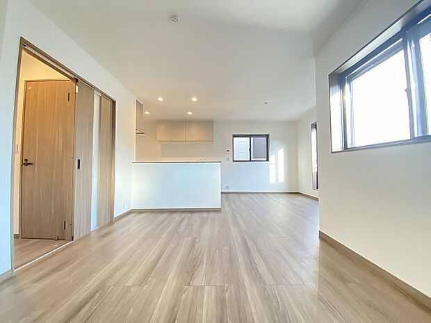 リビングで遊ぶお子様も、キッチンにいるママを確認しながら安心して遊べます。