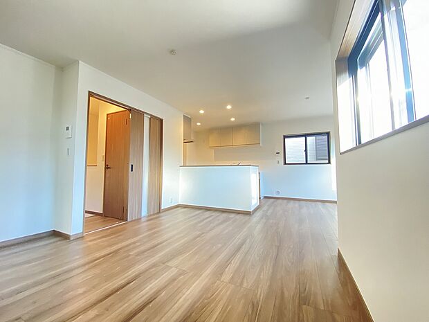 光が広がる、すっきり美しい住まい。家族が集まるリビングになりますね。