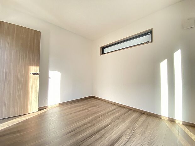 穏やかな時間が漂う、心休まる寝室です。ゆっくり休んで一日の疲れもとれそうですね。