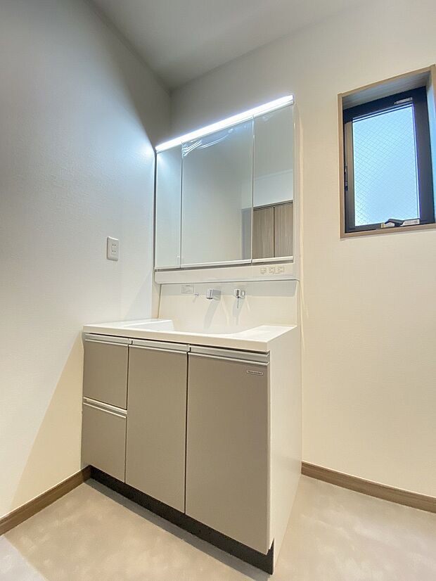 広々としたスペースと機能性を兼ね備えたパウダールームで、毎日の準備がもっと楽しく、もっとスムーズに。