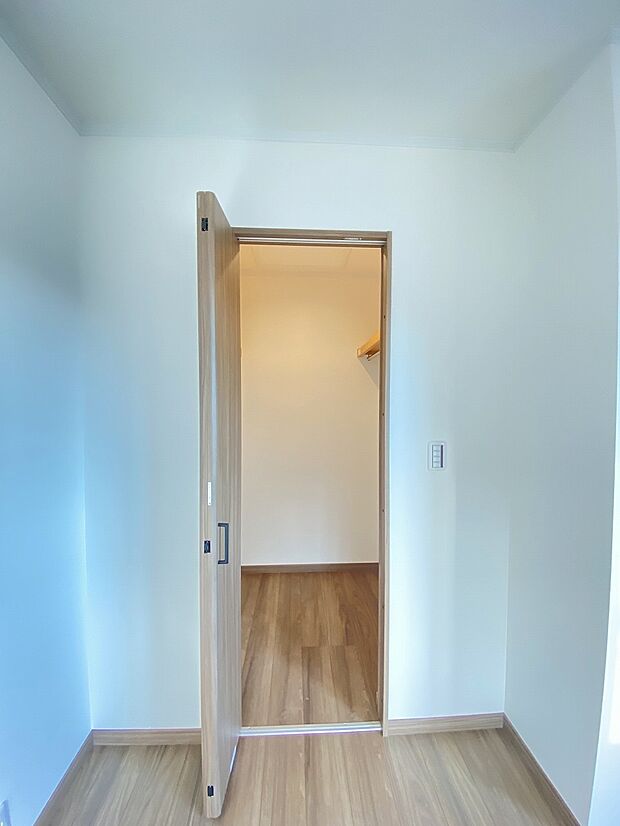 お気に入りの洋服をずらりと並べられる、ゆとりのあるクローゼット。