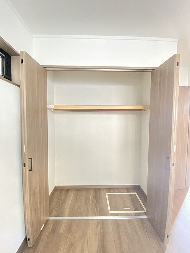 衣類も小物もすっきり収まる、無駄のない収納力。