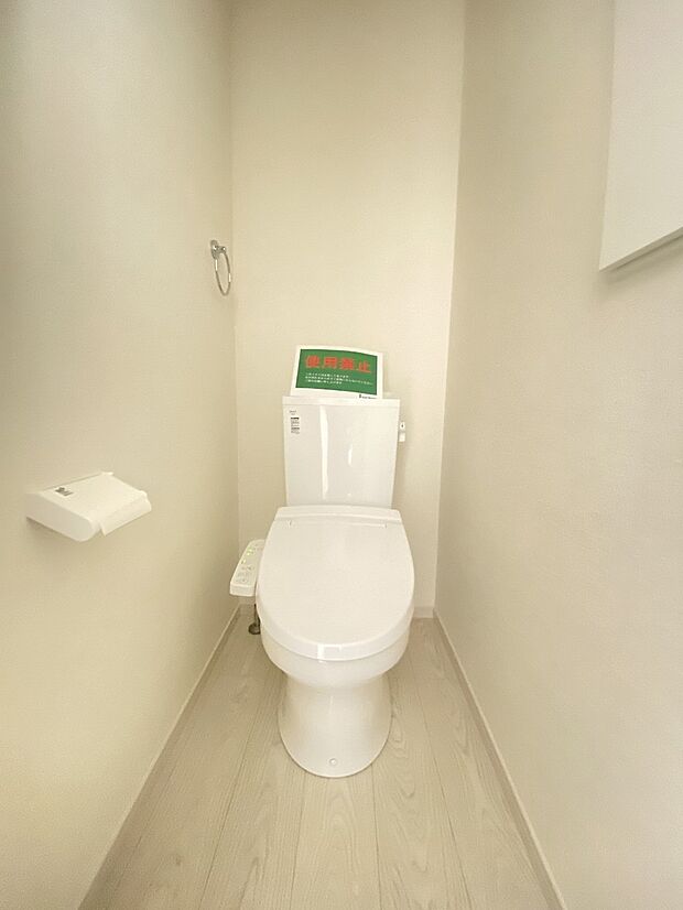 白を基調とした清潔感あるトイレ。温水洗浄便座もついて、快適にご使用できます。