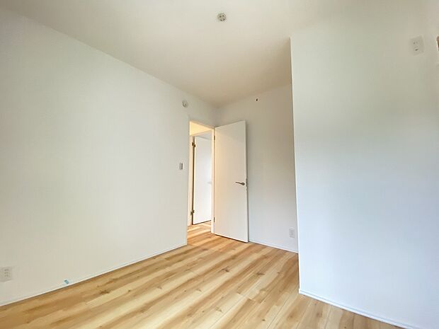 どんなカラーにも馴染む、白のクロス。雑貨や小物、家具との相性も良さそうです。