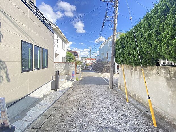 広々とした青空のもと、陽当たりと開放感を満喫する心地よい住環境です。