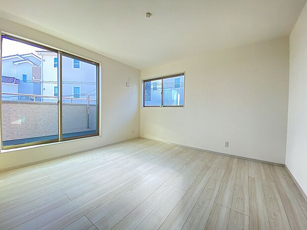 朝の光がやさしく差し込む。鳥のさえずりに包まれて目覚める、贅沢なひとときです。